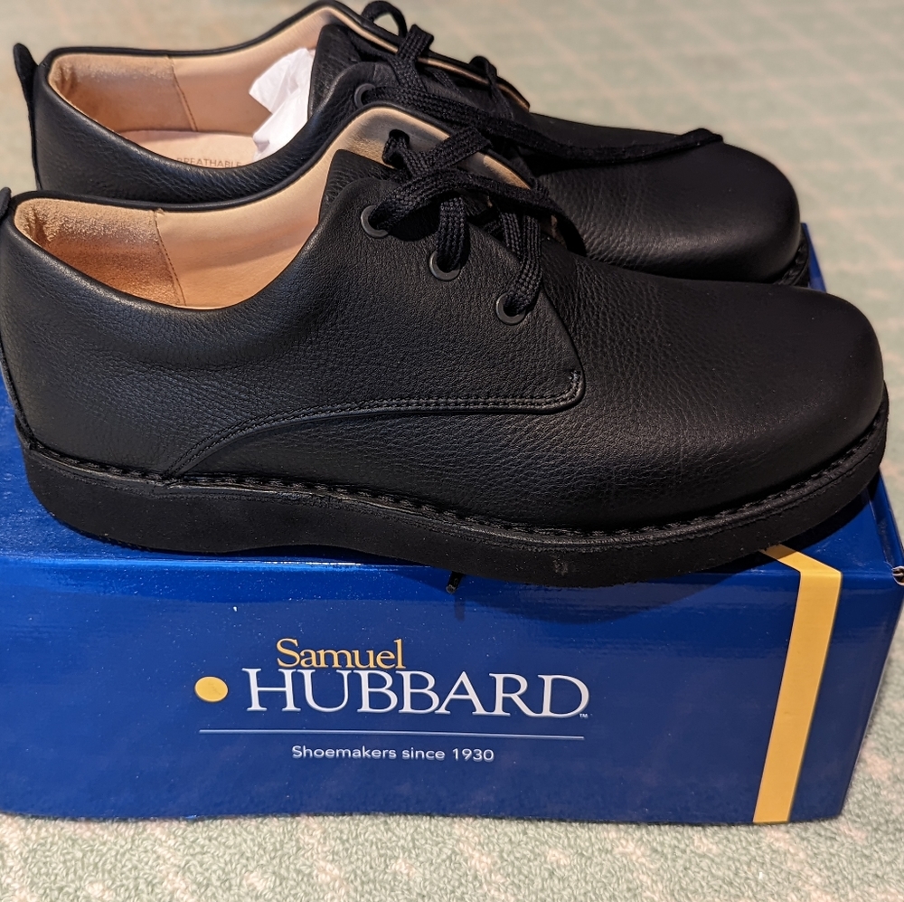 Black Hubbard dress shoe. Size 9.5 wide.